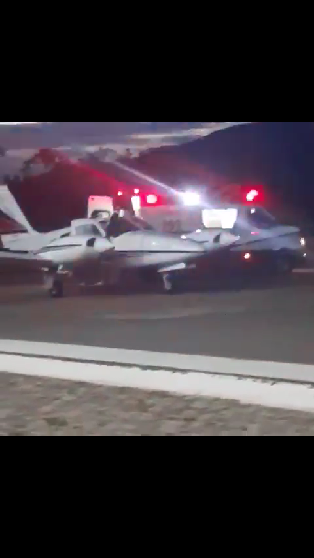 Foto mostra ambulância do Samu ao lado do avião pouco antes da última decolagem